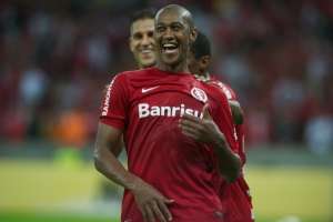 Fabrício torce o joelho e vira dúvida no Internacional