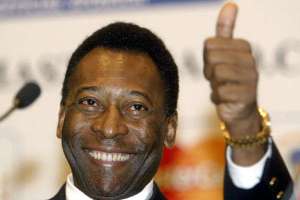 Pelé faz tratamento com antibióticos e continua estável no Hospital