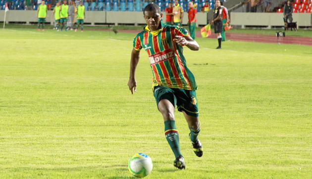 Willian Simões em partida pelo Sampaio Corrêa. Bom campeonato despertou interesse de várias equipes brasileiras - Divulgação