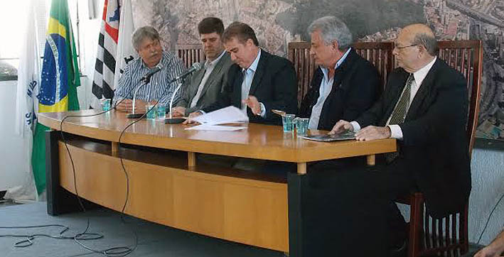 Sérgio Carnielli ao lado de Jonas Donizette em mesa com presença de ilustres na Ponte Preta  - PontePress/ThiagoToledo