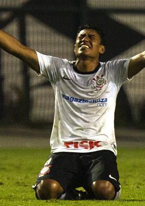 Corinthians e Internacional estão disputando a contratação do volante Paulinho