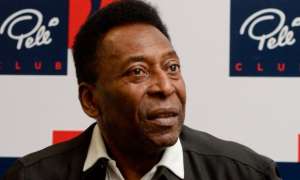 Em rede social, Pelé tranquiliza fãs e diz estar bem