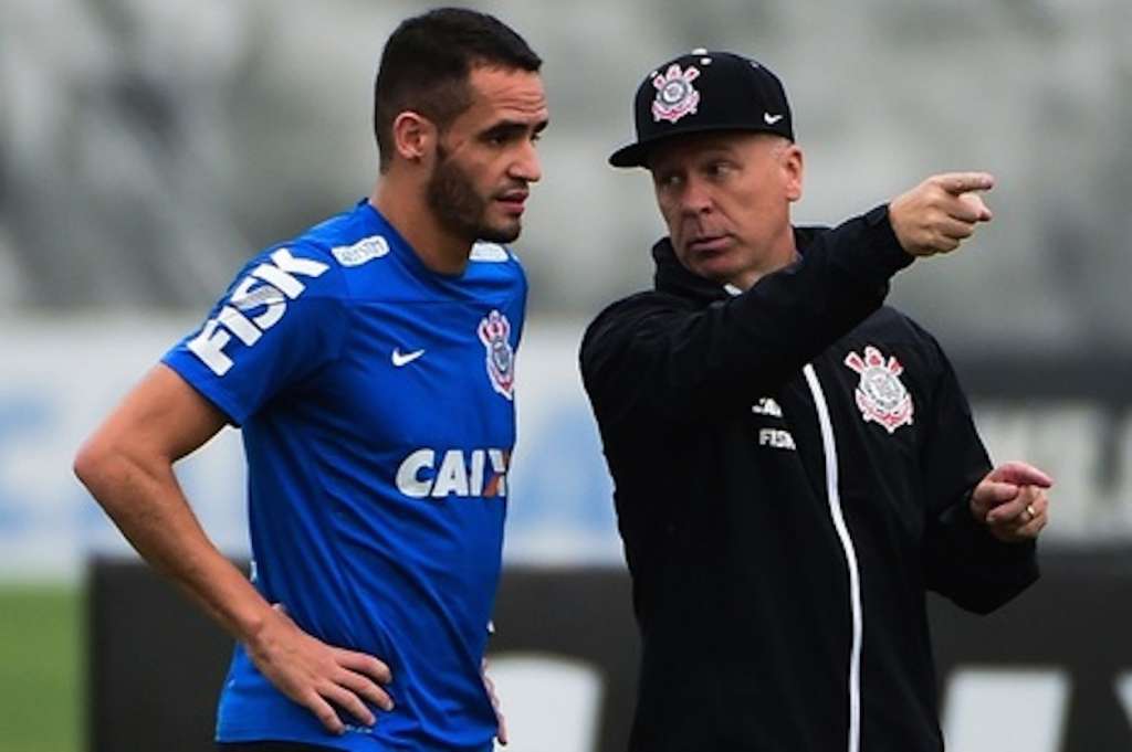 Mano Menezes repete escalação de jogo contra Grêmio 