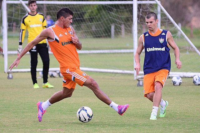 Edson treina na lateral direita na vaga de Jean