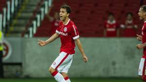 Nilmar treina, mas Abel descarta escalação no sábado