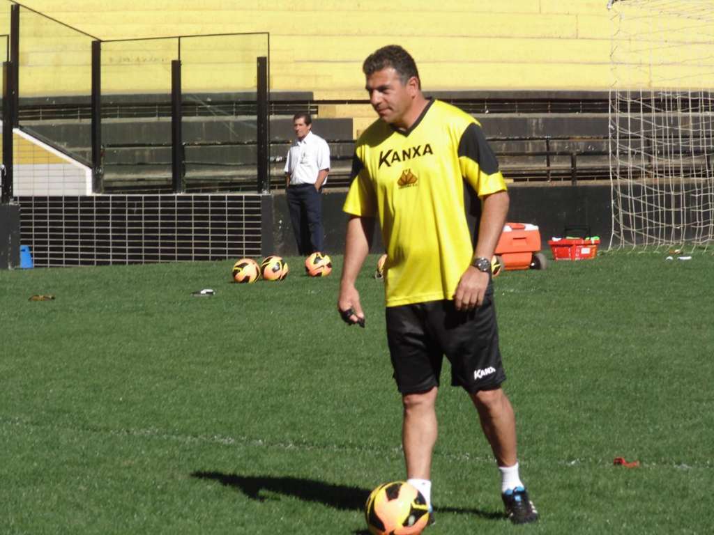 Luizinho treina Criciúma com descontração e escala time jovem contra Sport 