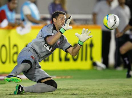 Martin Silva sente dores no tendão de aquiles e está fora do duelo com o Avaí