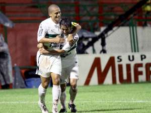 Robinho retribui elogios de Alex e quer permanência do Coritiba na Série A