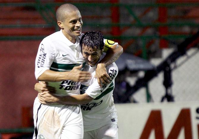 Robinho retribui elogios de Alex e quer permanência do Coxa na Série A