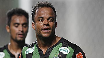 Em tarde inspirada, Mancini desequilibra e garante goleada do América-MG 