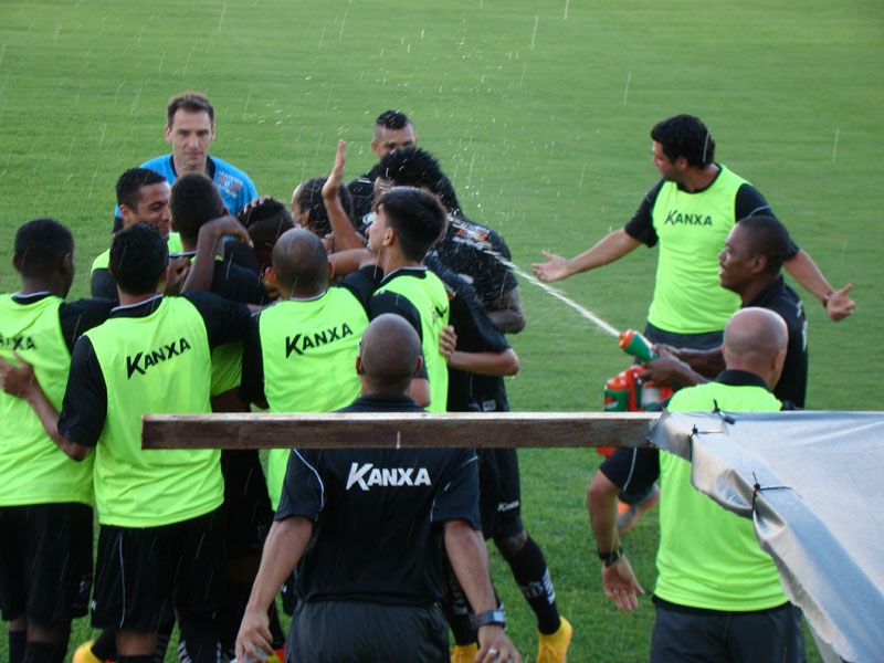 Jogadores do Bragantino comemoram gol contra ABC