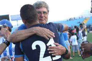 Ele fica? Avaí inicia conversas para tentar manter Geninho em 2015