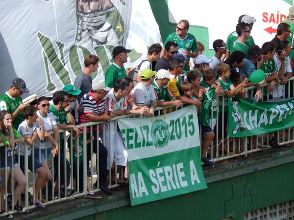 Torcida da Chapecoense comemora a permanência do time na Série A do Brasileirão 