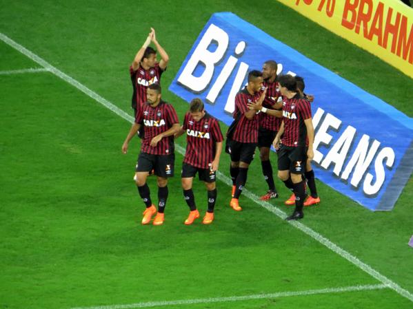 Jogadores do Atlético comemoram gol na Arena da Baixada 