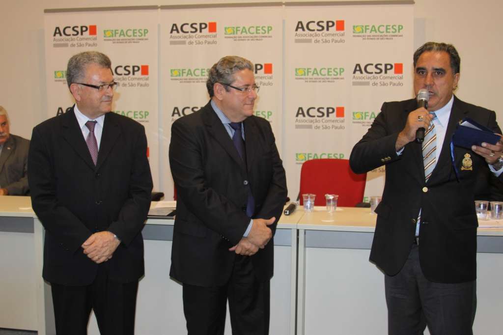 Elisio Cardoso Macambira, à direita, é presidente da CBLS