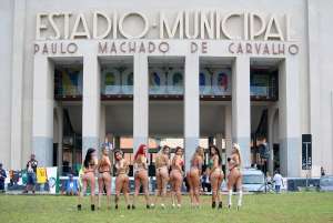 Musas do Brasileirão se apegam a objetos da sorte durante jogos