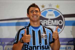 Cirurgias afastam Giuliano e Pedro Geromel no Grêmio