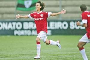 Abel Braga testa Valdivia no desfalcado Inter para sábado