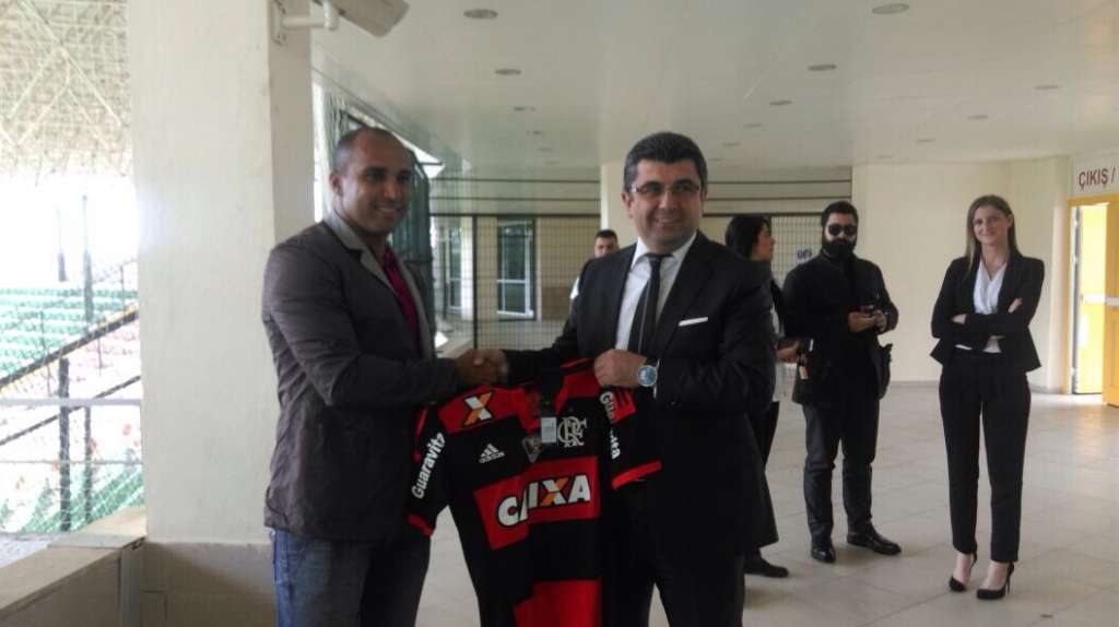 Ex-atacante foi recebido com festa pelos dirigentes do clube turco 