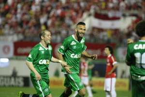 Santos entra na briga com o Corinthians pelo atacante Leandro, da Chapecoense