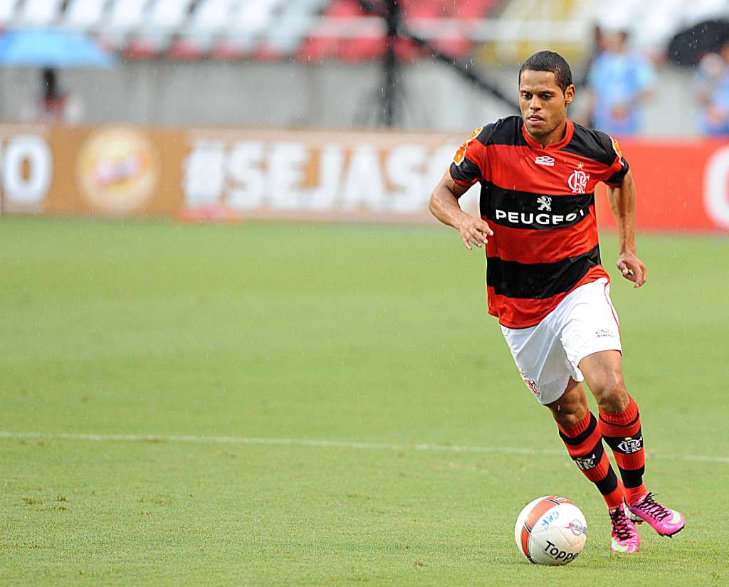 João Paulo depende somente de acordos salariais para renovação, mas ainda não foi procurado pela diretoria do Flamengo 
