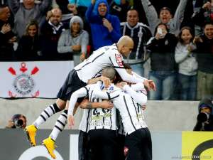 Após glórias, ano sem títulos decepciona Fábio Santos