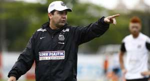 Enderson cobra definição rápida do seu futuro no Santos