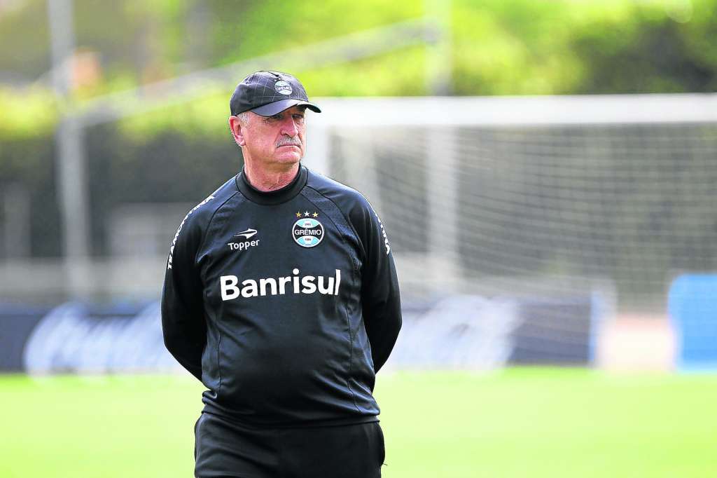 Felipão fecha treino e não divulga escalação do Grêmio 