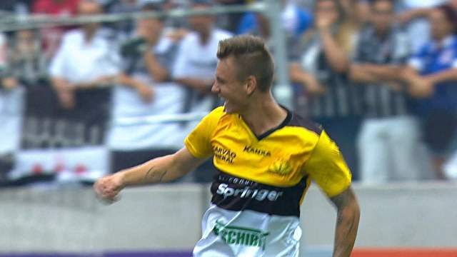 Roger Guedes empatou a partida de calcanhar