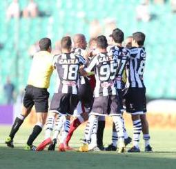 Rafael Moura protegeu o pique do juiz, perseguido pelos jogadores do Figueirense