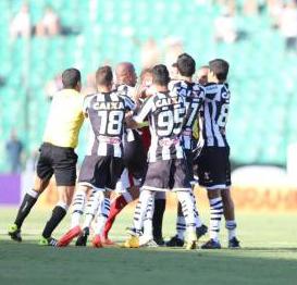 Ao final do jogo, os catarinenses foram para cima do árbitro baiano