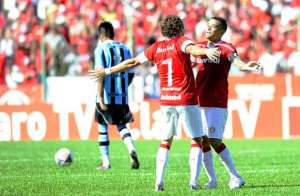 Melhor jogador da Copa-2010, Forlán pode jogar no Peru