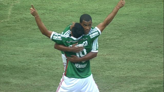 Henrique empatou de pênalti e diminuiu o sofrimento alviverde