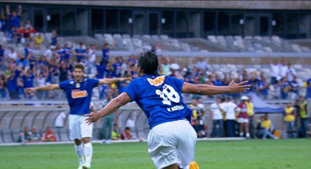 Marcelo Moreno comemora um dos gols do Cruzeiro na vitória sobre o Fluminense, no Mineirão - Divulgação