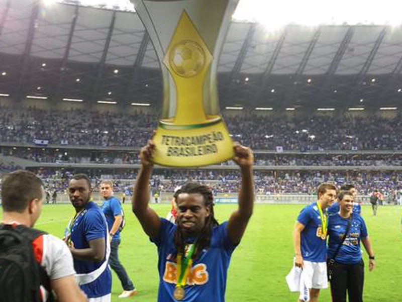 Tinga levanta taça simbólica: Cruzeiro festejou o bicampeonato brasileiro