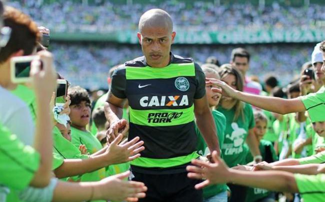 Alex na sua última subida ao gramado do Couto Pereira como jogador profissional. - Divulgação