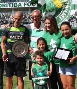 Alex foi homenageado ao lado da família antes do jogo final após 19 anos de carreira