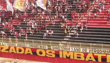 Faixa da torcida diz um ano de vergonha...no Vitória