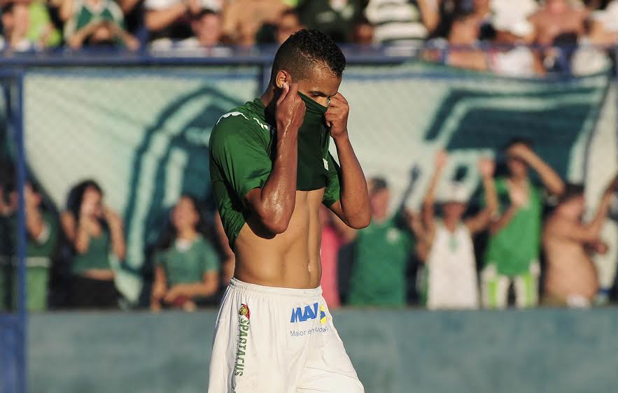 Atacante Fernando lamenta a eliminação do Guarani na Série A2 - Rodrigo Villalba/AFI