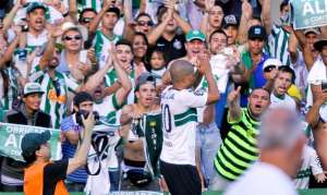 Alex volta a campo vazio e dá adeus ao clube: 'Obrigado'