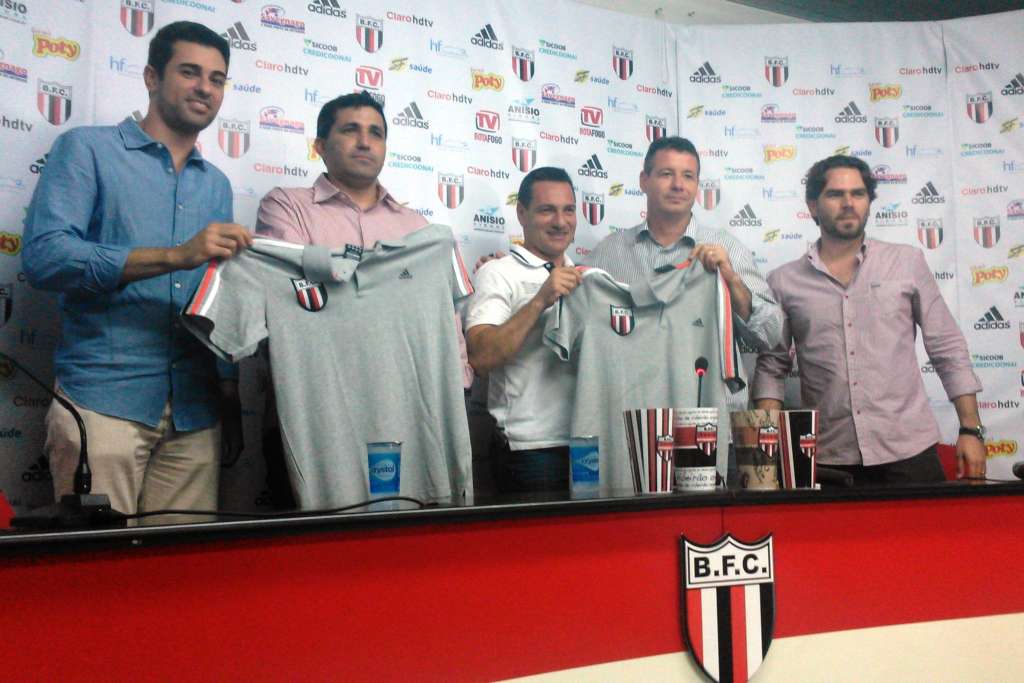 Doriva foi apresentado no Botafogo nesta segunda-feira