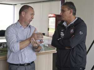 Fora dos planos, Mano Menezes pode atrapalhar acerto entre Corinthians e Tite. Entenda!