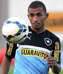 Rogério, atacante emprestado ao Botafogo, está perto de deixar o Brasil