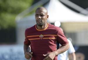 Em meio a indefinição política, Corinthians negocia com lateral Maicon