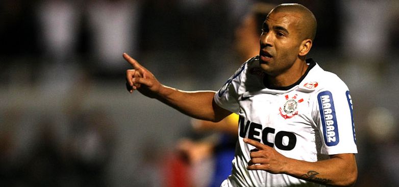 Emerson Sheik comemora gol decisivo diante do Boca Juniors, pela final da Libertadores 