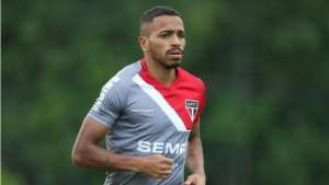 Cotado no Grêmio, Alvaro Pereira é homenageado pelo São Paulo