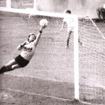 Privati jogando pelo União de Araras emprestou um par de luvas para o goleiro Zetti na época atuando pelo Palmeiras 