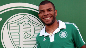Palmeiras confirma a contratação do volante Amaral por três temporadas