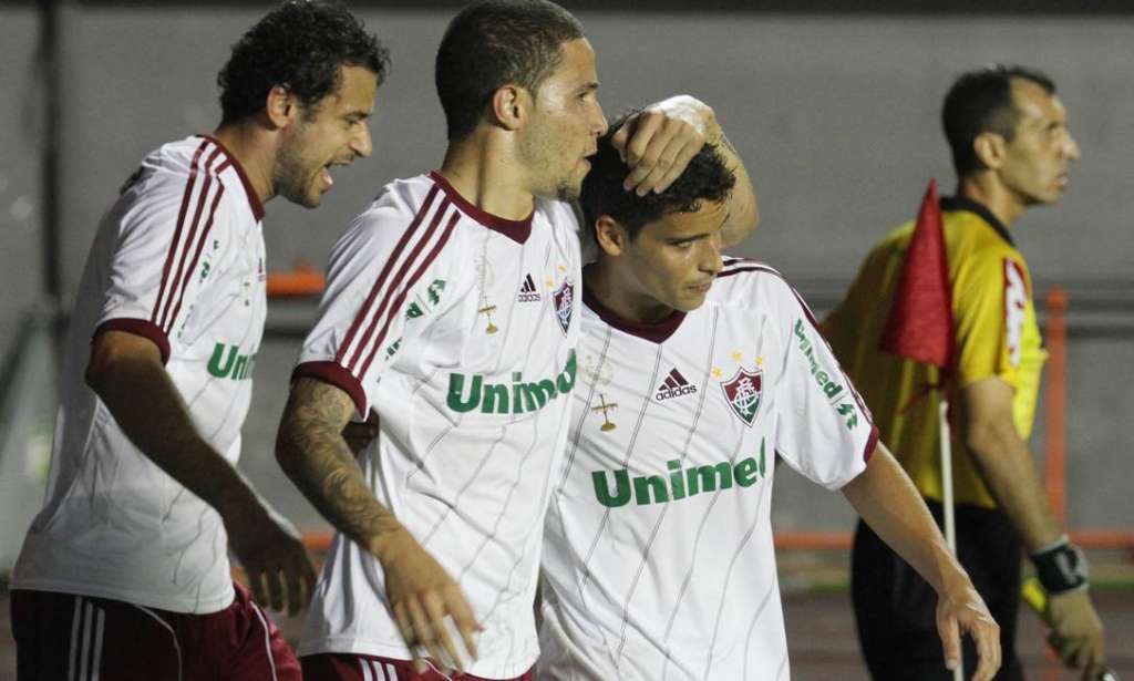 Bruno comemora gol ao lado de Jean e Fred no Fluminense