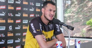 Réver, zagueiro do Atlético-MG, recebe sondagem do Palmeiras